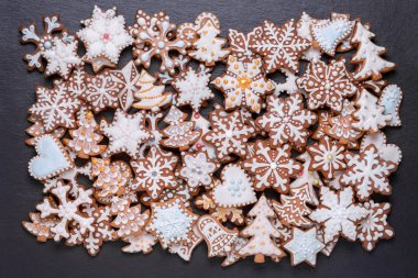 Arka planda ev yapımı Noel kurabiyeleri