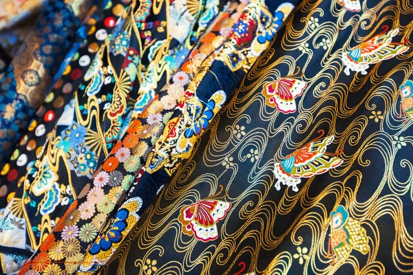 京都府京都市 2018年11月09日 京都市内の市場で販売される着物の材料の閉鎖 絹織物は一般的に絹織物を指す五福 ごふく 贅沢品 綿麻不物の2種類に分類される ストック写真