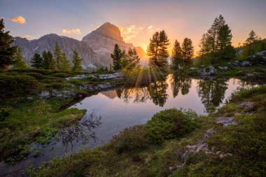 Lago di Limides, Dolomitler, İtalya 'ya yakın gölün üzerinde gün doğumu