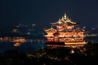 Aydınlanmış Cheng Huang Ge 'nin gece görüşü, aynı zamanda Şehir Tanrısı Pavillion, Hangzhou, Çin