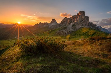 Yazın Passo di Giau 'da gün batımını izlemek arka planda Ra Gusela Dağı ve ön planda rhododendronlar, Colle Santa Lucia, Dolomites, İtalya