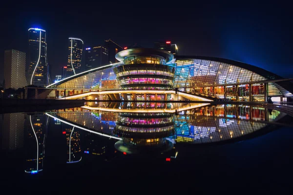 ライトアップされた強江新市街 浙江省 中国の夜景 ロイヤリティフリーのストック写真