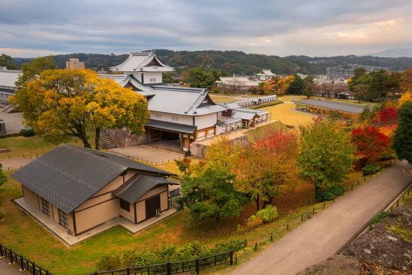 Paisaje otoñal del parque del castillo de Kanazawa en Kanazawa, Japón —  Fotos de Stock