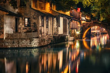 Gece Zhouzhuang su kasabası, Jiangsu, Çin 'i aydınlattı.