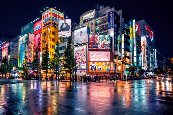Luces de neón y anuncios publicitarios en edificios en Akihabara en la noche lluviosa, Tokio, Japón —  Fotos de Stock