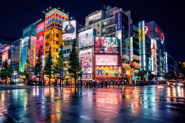 Luzes de néon e anúncios de outdoor em edifícios em Akihabara na noite chuvosa, Tóquio, Japão — Fotografia de Stock