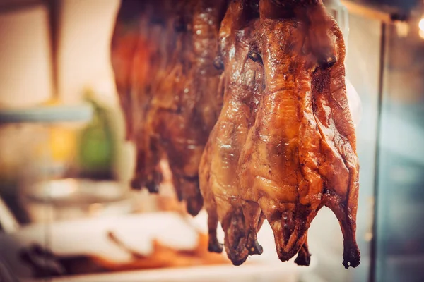 Pato de Pequim grelhado na cozinha — Fotografia de Stock