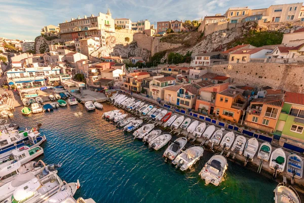 그림 같은 집과 배, 마 르 세 이유, 프랑스 전통 낚시 항구 Vallon des Auffes — 스톡 사진