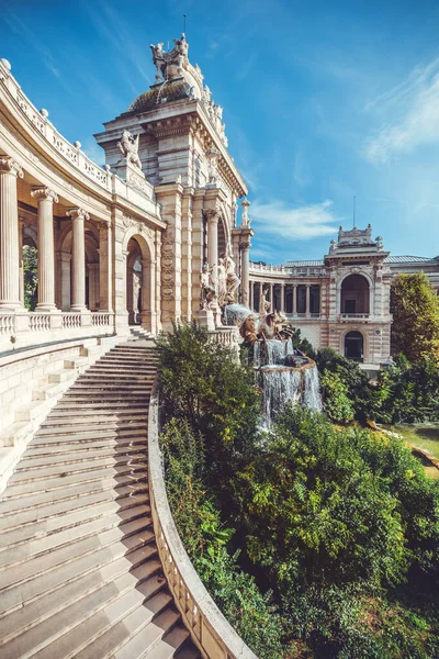 Palais Longchamp em Marselha. Um dos monumentos mais impressionantes da cidade. — Fotografia de Stock