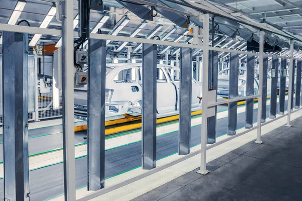 Cars in a row at car plant — Stock Photo, Image