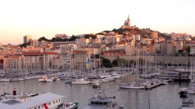 Marsilya 'nın Eski Limanı ve Notre Dame de la Garde, Marsilya, Fransa