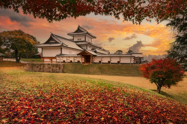 Paisaje otoñal del parque del castillo de Kanazawa en Kanazawa, Japón —  Fotos de Stock