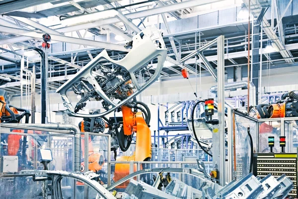 Роботы на автомобильном заводе — стоковое фото