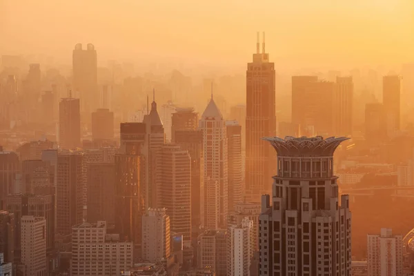 O horizonte da paisagem arquitetônica urbana no Bund ao pôr-do-sol, Xangai, China — Fotografia de Stock