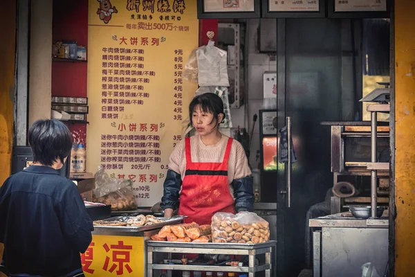 Nudle místní pouliční jídlo na Ninghai East Road v blízkosti centra města, Shanghai, Čína — Stock fotografie