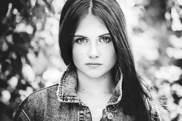 Retrato de uma adolescente com cabelo comprido — Fotografia de Stock