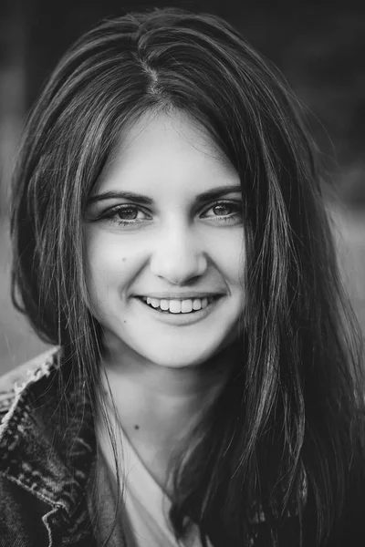 Retrato de una adolescente con el pelo largo — Foto de Stock