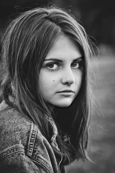 Retrato de uma adolescente com cabelo comprido — Fotografia de Stock