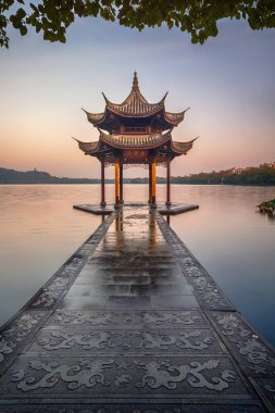 Batı Gölü, Hangzhou, Çin 'de antik Jixian Pavyonu' nu aydınlatmış. Tüm Çince kelimeler sadece kendini tanıtır. Bu da reklamsız Jixian Pavyonu demektir..