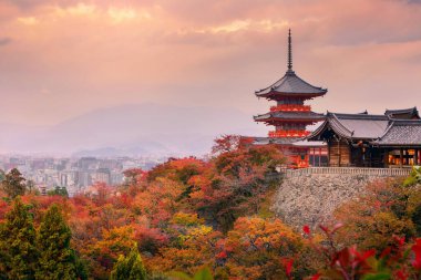 Sonbahar mevsiminde Sanjunoto pagoda ve Kiyomizu-dera Tapınağı üzerinde gün doğumu, Kyoto, Japonya