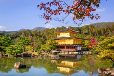 Altın Pavyon Kinkaku-ji 'nin Zen Budist Tapınağı, resmi adı sonbaharda Rokuon-ji, Kyoto Japonya