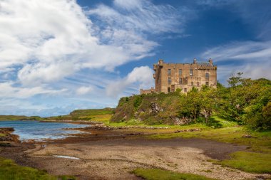 Skye Adası 'ndaki Dunvegan şatosu. MacLeod, İskoçya' nın MacLeod 'unun merkezi.