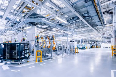 Araba fabrikasında robotik kollar