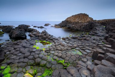 Bazalt kaya oluşumu Giants Causeway, Port Ganny Bay ve Great Stookan, County Antrim, Kuzey İrlanda, İngiltere