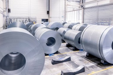 Bir araba fabrikasında damgalamak için malzeme