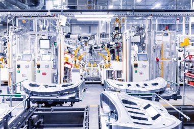 Araba fabrikasında robotik kollar
