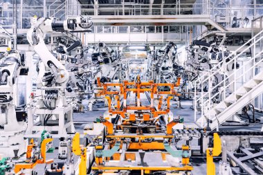 Araba fabrikasında robotik kollar