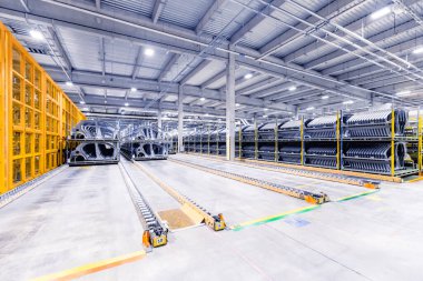 bir araba fabrikasında yedek parça