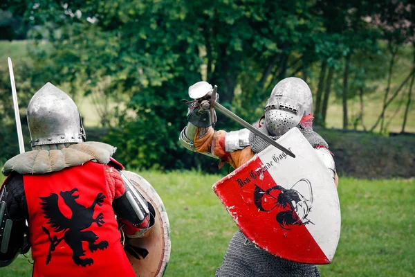 Lotta tra cavalieri alla Fiera Medievale di Uniejów — Foto Stock