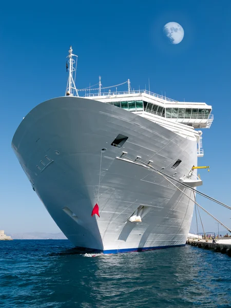 Passenger cruise ship by the moon — Stock Photo, Image