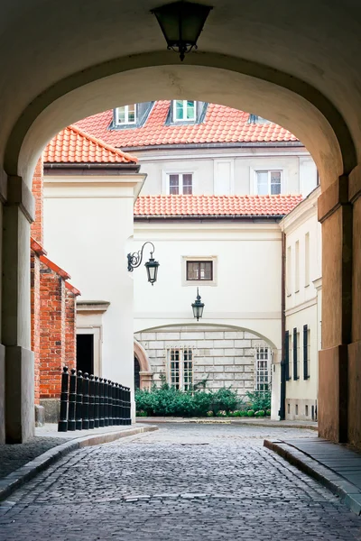 Arquitectura del casco antiguo - Calle Dziekania en la ciudad de Varsovia — Foto de Stock