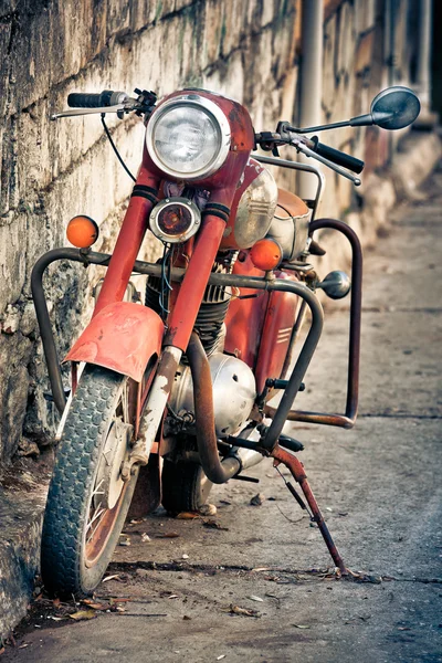 Vecchia moto d'epoca rossa e arrugginita — Foto Stock