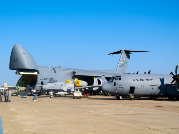 Lockheed C-5 Galaxy and C-130 Hercules — Stock Photo, Image