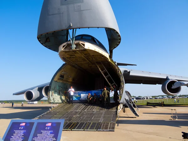 Lockheed C-5 Galaxy nose raised — Stock Photo, Image