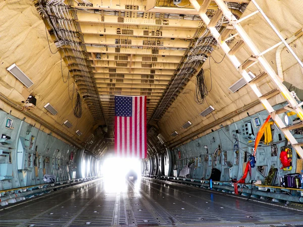 Lockheed c-5 galaxy, last håller interiör — Stockfoto