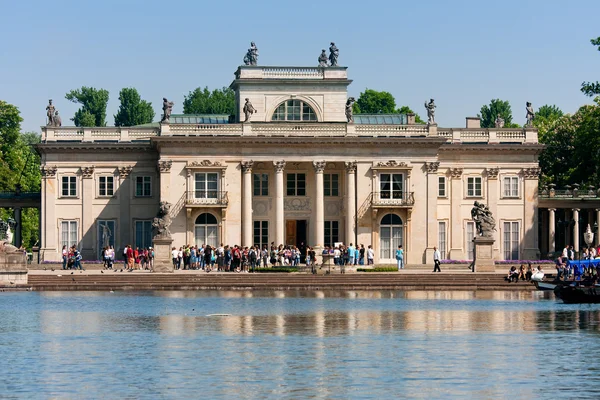 Palast auf dem Wasser in lazienki, Warschau — Stockfoto