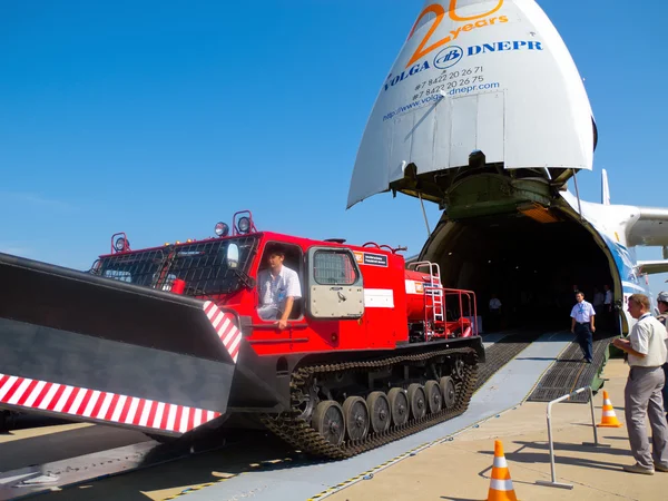 AN-124-100 unloading — Stock Photo, Image