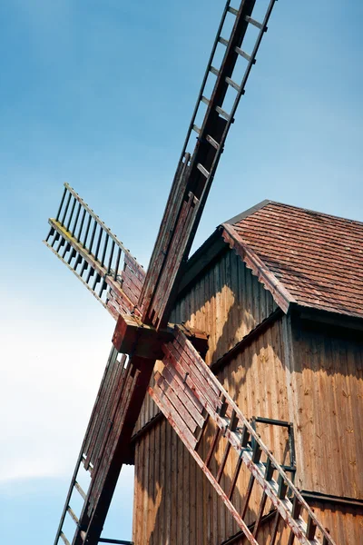 Tuulimylly purjeet, vanha puinen tuulimylly — kuvapankkivalokuva