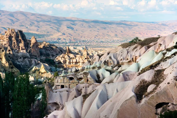 Uchisar w Kapadocji - turecki krajobraz wulkaniczny — Zdjęcie stockowe