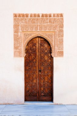 eski kapı dekore edilmiş