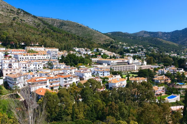 Mijas ve Španělsku, běloskvoucího andaluského městečka — Stock fotografie