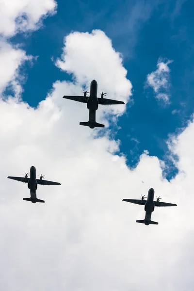 C 295 m カサ上空飛行機します。 — ストック写真