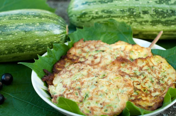 Panqueques con calabacín fresco en hojas de uva —  Fotos de Stock