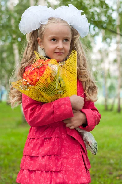 Écolière habillée avec un bouquet — Photo