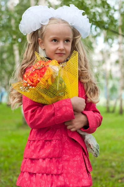 Školačka s kyticí — Stock fotografie