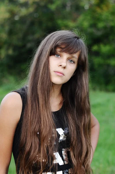 Brunette teen girl on nature — Stock Photo, Image